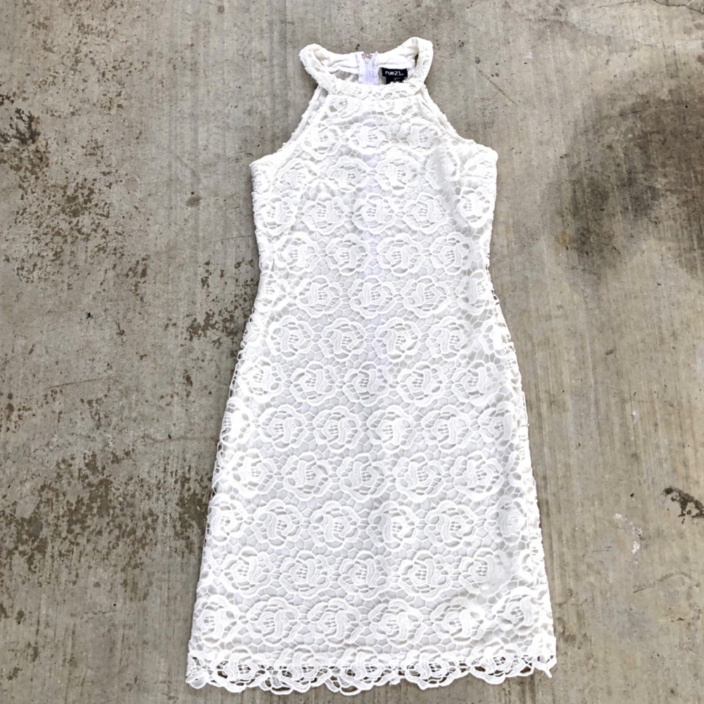 FITTED WHITE LACE DRESS